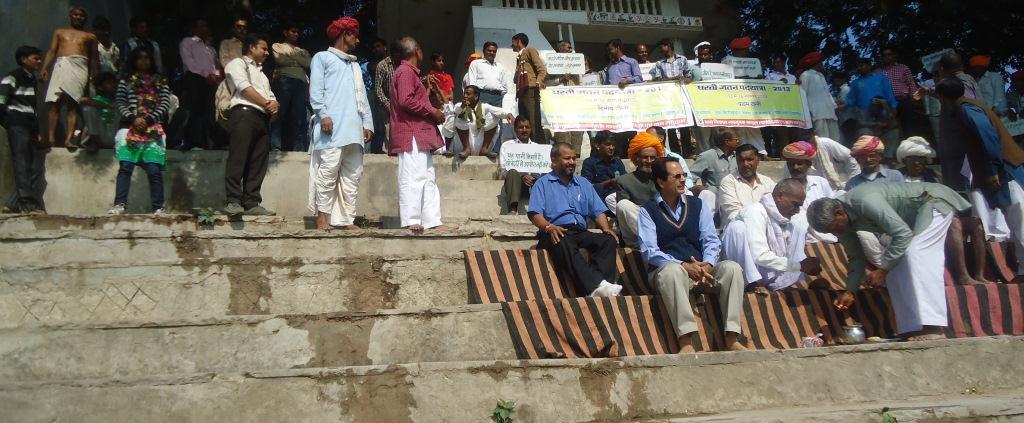 The Yatra prepares for the worship of the Nagar village tank