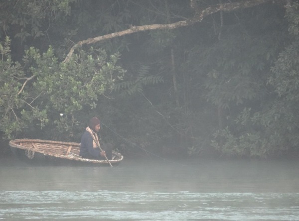 Fishing along the Kali in the early morning Photo: Author
