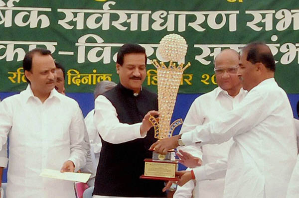 Union Agriculture Minister Sharad Pawar, Maharashtra Chief Minister Prithviraj Chavan, Deputy CM Ajit Pawar at the award presentation ceremony at the 37th Annual General Meeting (AGM) of the Vasantdada Sugar Institute (VSI) at Manjri in Pune, Maharashtra. Photo: ePrahaar