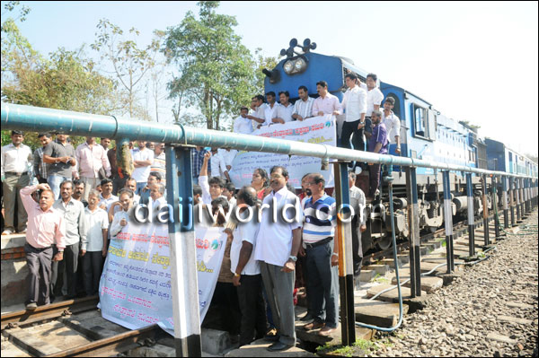 Rail Roko prtest against Yettinahole Diversion Photo: Daiji World