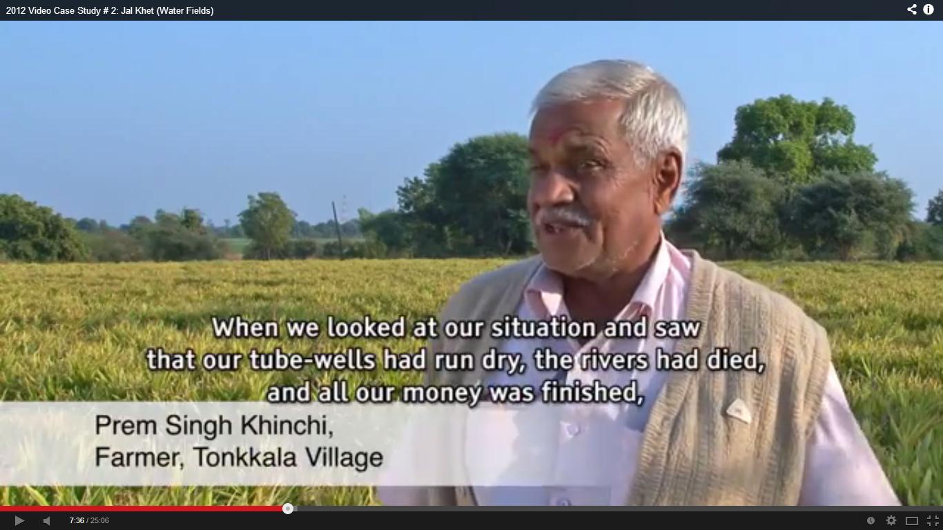 A farmer of Malwa describing the problem and solution, the result can be seen in the background, from film Jal Khet