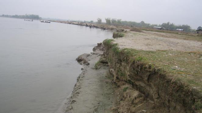 Dikrong at Dikronghat in Lakhimpur district of Assam where it erodes rapidly. The impacts of change is water flow is clearly visible. Due to release of water in upstream water at night covers the lower portion of the bank. This photo was taken around 8am in the morning when the water receded. The lower bank portion was wet in the morning. According to the local the water further recedes by the evening and again increases at night. Photo: Parag Jyoti Saikia 