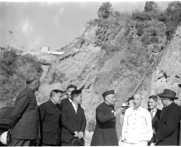 dr-ho-chi-minh-president-of-the-democratic-republic-of-vietnam-and-other-party-members-photographed-at-the-dam-site-during-his-visit-to-bhakra-dam-on-february-8-195