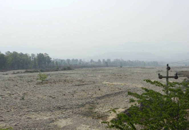 Ganga made completely dry at Haridwar by the Bhimgouda barrage Photo: SANDRP. 