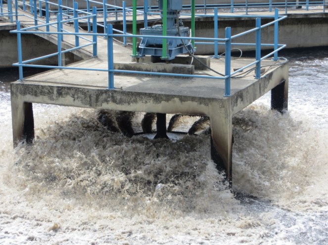 Low efficiency splasher aerators in the aeration basin