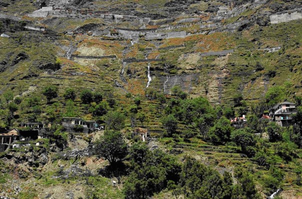 2.Leakages in the surge shaft of the 231 MW Chamera III tunnel just above the Mokhar village in Chamba