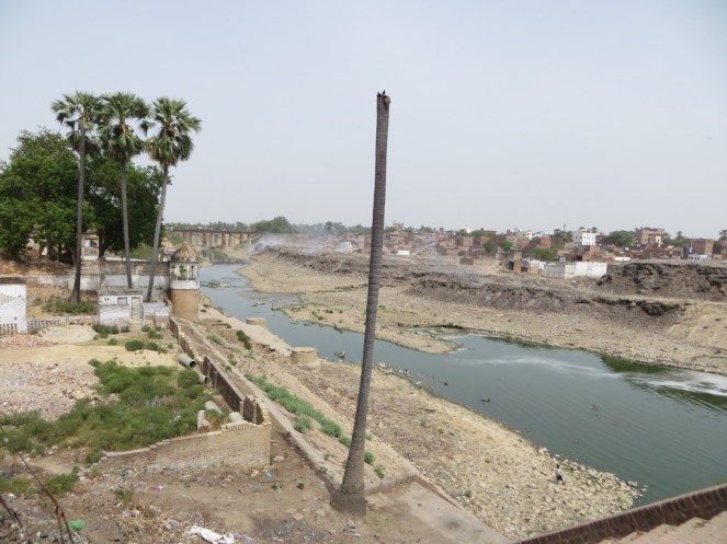Solid waste dumpsites just downstream of the Puranapul bridge.
