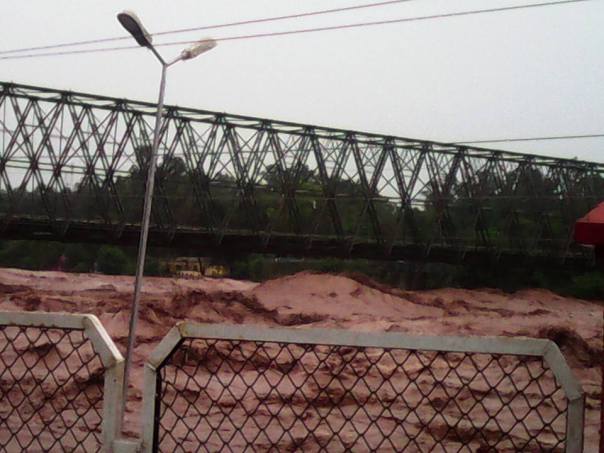 Authorities have declared the bridge over the Chenab in Akhnoor unsafe for traffic. Source: Vinay Saraf's facebook post