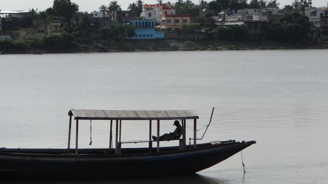 The Hooghly-Ganga in Kolkata carries 40,000 cusecs water which has been divereted into Hooghly from Ganga at the Farakka Barrage Photo: Parineeta Dandekar, SANDRP