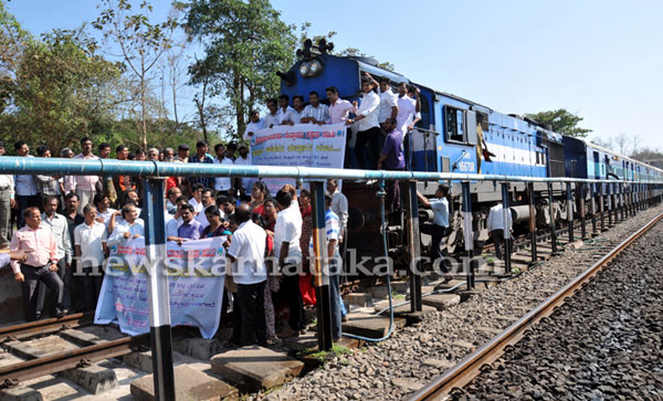 Protesters stopping  a train Photo: News Karnataka 
