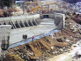 The damaged reservoir of Aleo Manali Hydropower Project. (http://www.tribuneindia.com/2014/20140113/himachal.htm)