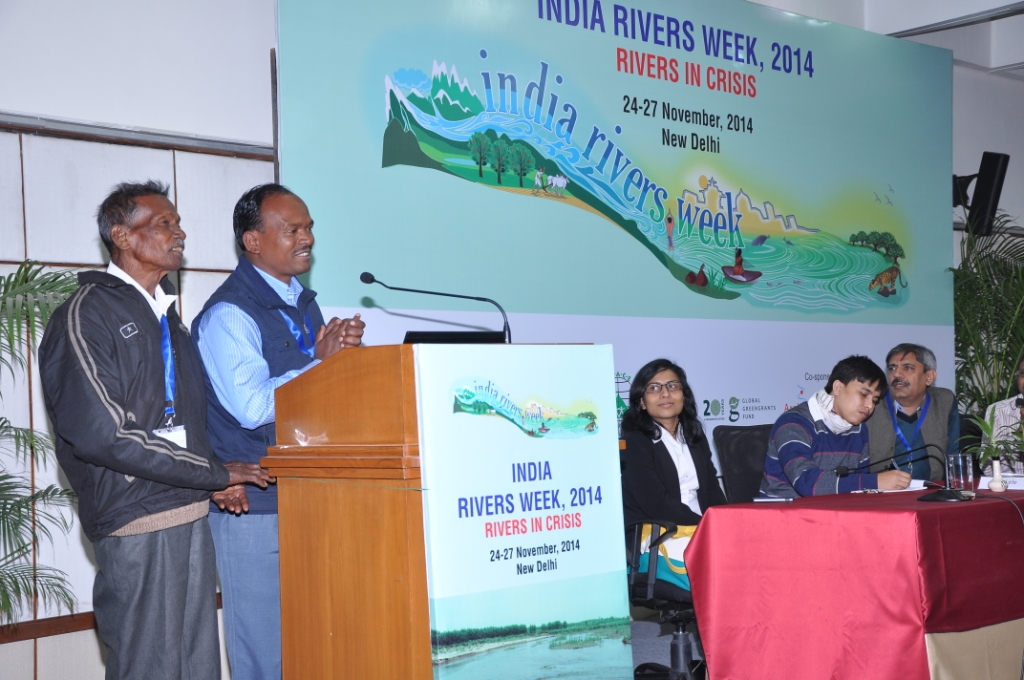 Koel Karo activists singing song at IRW 261114