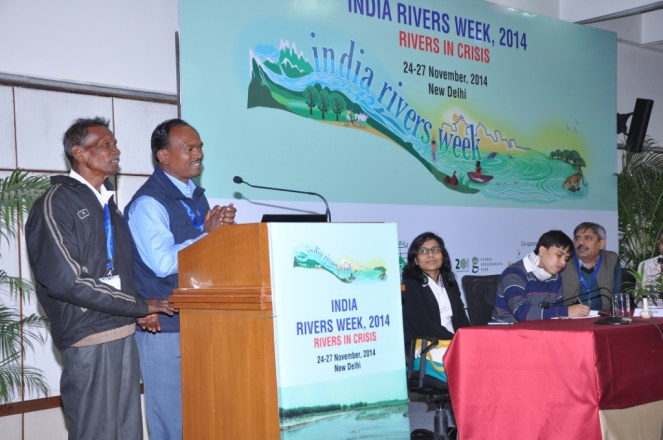 Koel Karo activists singing song at IRW 261114