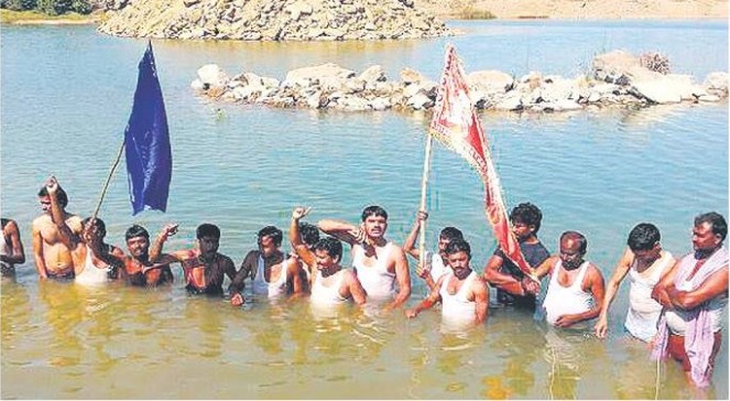 Project affected people of Jigaon Major Irrigation Project on Purna River in Buldhana District of Maharashtra have called an indefinite fast and protest in the river at the dam site. Though more than 30,000 people of 47 villages will be directly affected by this project, not a single village has been rehabilitated as yet. As a part of Dam Scam, in Jigaon tenders worth 1322 were given against budget of 60 crores. Photo and news: Suhas Waghmare