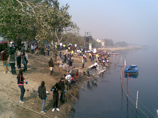 Youth Groups cleaning Yamuna photo from : http://yffindia.blogspot.in/