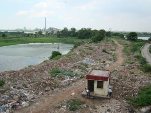Photo showing dumping of muck on natural water body in Yamuna (Photo by Manoj Misra)