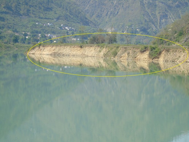 Soil erosion  along the dam reservoir close to Dhari village (Photo by Author taken on 05.05.2015)