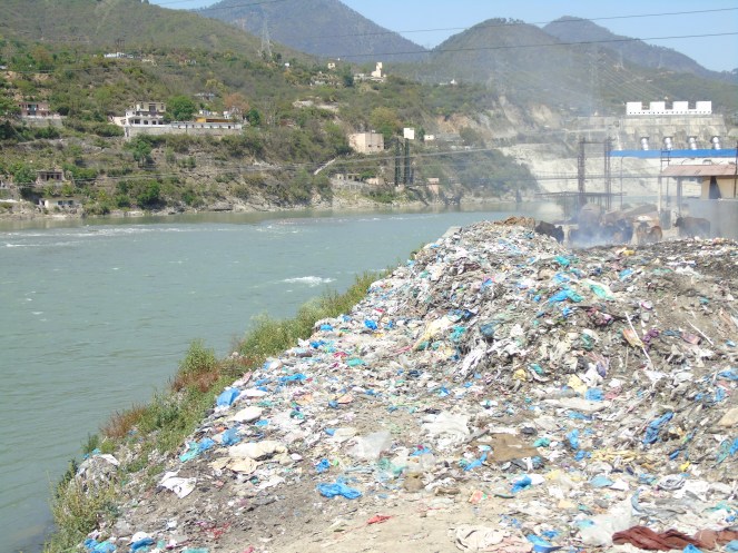 Huge dump of waste lying on Alaknanda bank (Photo by Author taken on 05.05.2015)