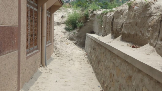 चित्र-4 गलियों में पड़ा मलबा