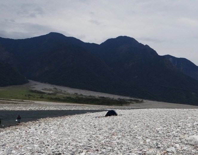 As small fishing hut onthe Nizamghat where Dibang enetres the plains. Two fishermen all teh way from Bihar stayy here for four mnths. This incidentally is also a tiger territory. Catch includes Trout, occosional Mahseer, Labeo and __species. It takes several hours to reach ROing, the nearest town from Nizamghat. Fish is trasferred on bicycles acrossa vast fan of Dibang, Idu Mishmi villages, orange , orange plantations and steep hills. The fishermen live here for four months, completed isolated from the outsiede world. Kamlesh SInha told us that he has encouneterd tigers ( not rare at Nizamghat) and Himalayn Bears. 