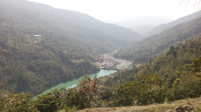 Jorethang Loop HEP: the stagnant reservoir water upstream of the dam and almost dry riverbed downstream of the dam can be seen (Photo by Mona Chettri)