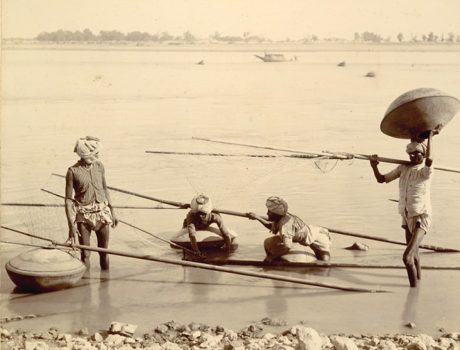 Palla Fishermen near Kotri in Lower Indus, photographed in 1890. Photo from : British Library