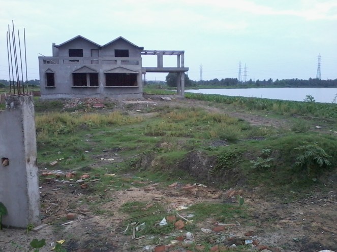 Illegal construction on East Kolkata wetlands close to EM bypass (Photo by Pravash Mallick)