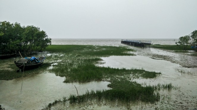 What will happen to a river that already has no fish and is way too salty. The barrages will mean doom for even the few fish that are left (Photo Veditum)