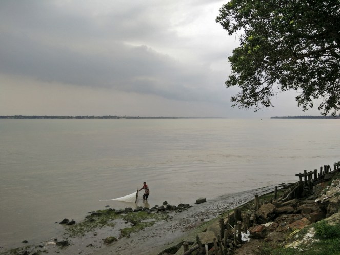 In places along the feeder canal from the Farakka Barrage, an increased frequency of ships to the Thermal Power Plants has resulted in rapid soil erosion