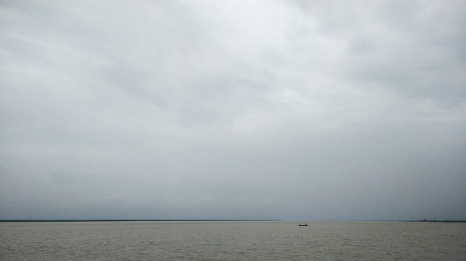Small country boats near Farakka. Wonder what large waves from huge vessels will do to these (Photo by Veditum)