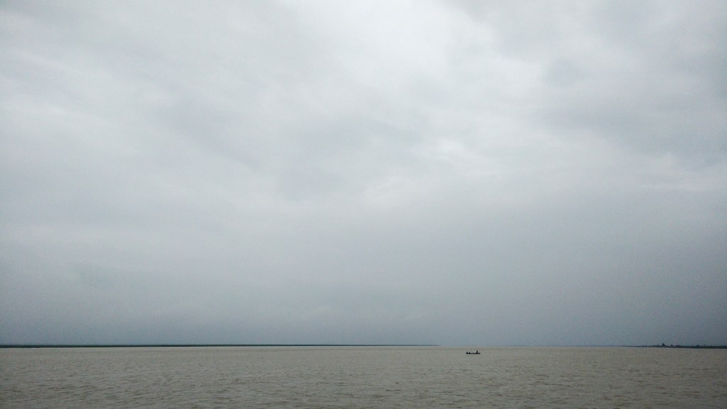 Small country boats near Farakka. Wonder what large waves from huge vessels will do to these (Photo by Veditum)