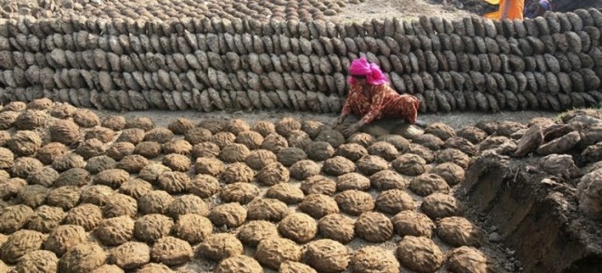 cow-dung-patties-sales-in-india2-770x350