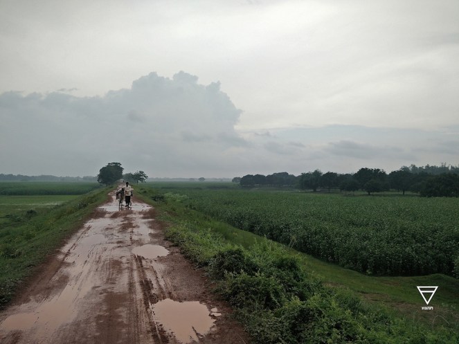High embankments constructed to stop erosion in the middle of floodplains turns into the problem when villages on the inside start flooding and the water finds no place to recede (Photo by Siddharth Agarwal)