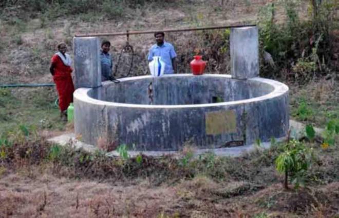 residents-of-chittur-going-collecting-water-at-a-well-at-chittur-near-palakkad-copy