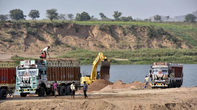 sand-mining-on-the-banks-of-the-ken-river-in-kartal-village-bandha-in-uttar-pradesh-copy