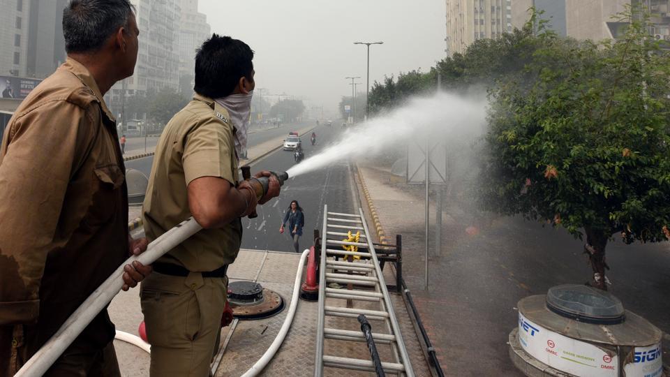 NGT had asked Delhi govt to identify one of the most polluted areas in the city and spray water from a height there (Sonu Mehta, HT FILE)