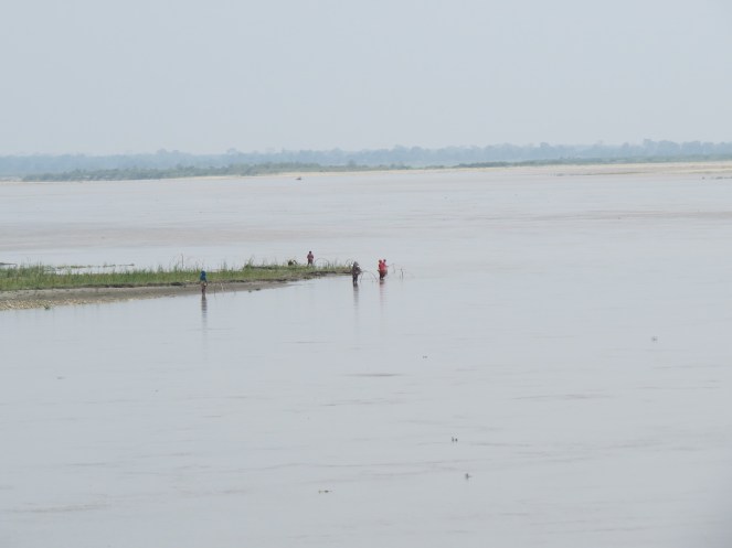 Women fishing in Gandak LR