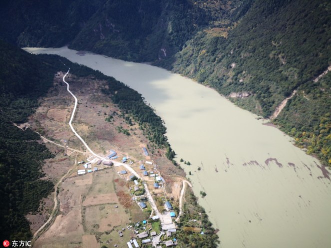 The barrier lake formed by a landslide in the Yarlung Zangbo River in Southwest China's Tibet autonomous region on Oct 18. [Photo:IC]